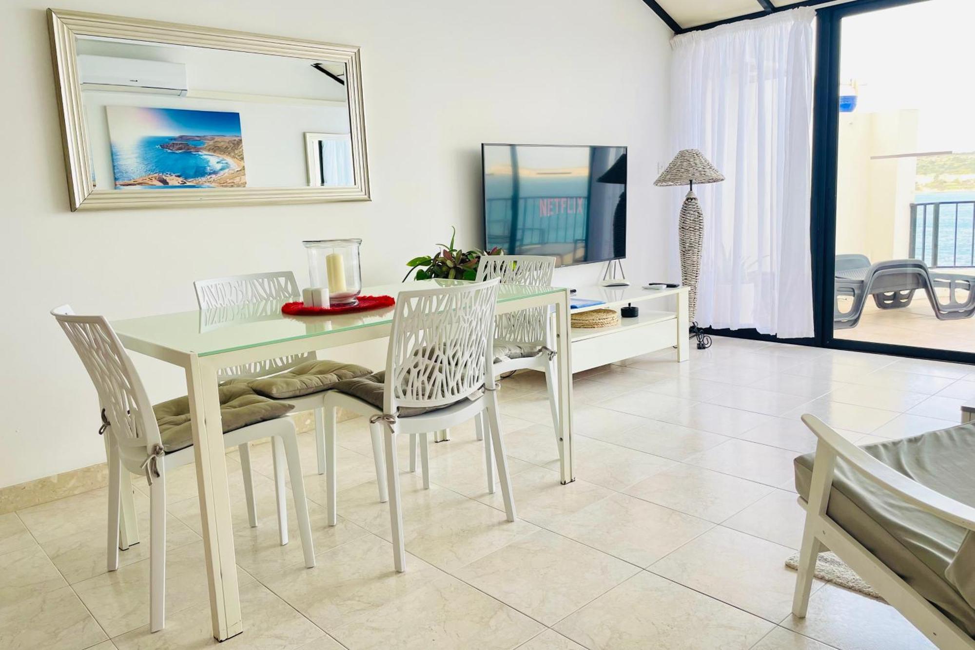 מליאהה Seafront Apartment Terrace, Lounger & Panoramic Ocean Views מראה חיצוני תמונה