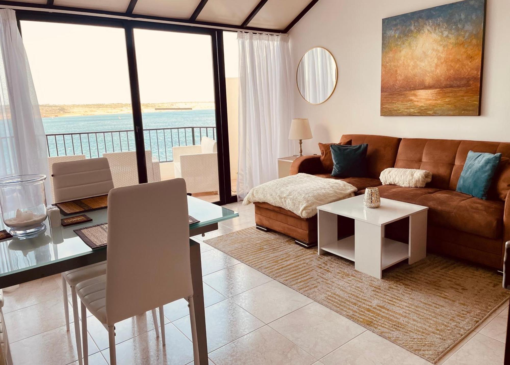 מליאהה Seafront Apartment Terrace, Lounger & Panoramic Ocean Views מראה חיצוני תמונה